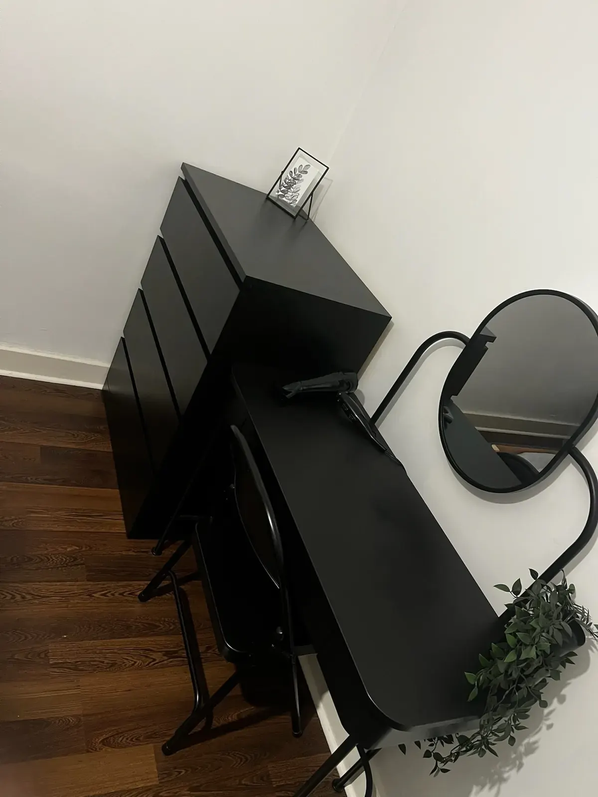 Dressing table with round mirror in the bedroom