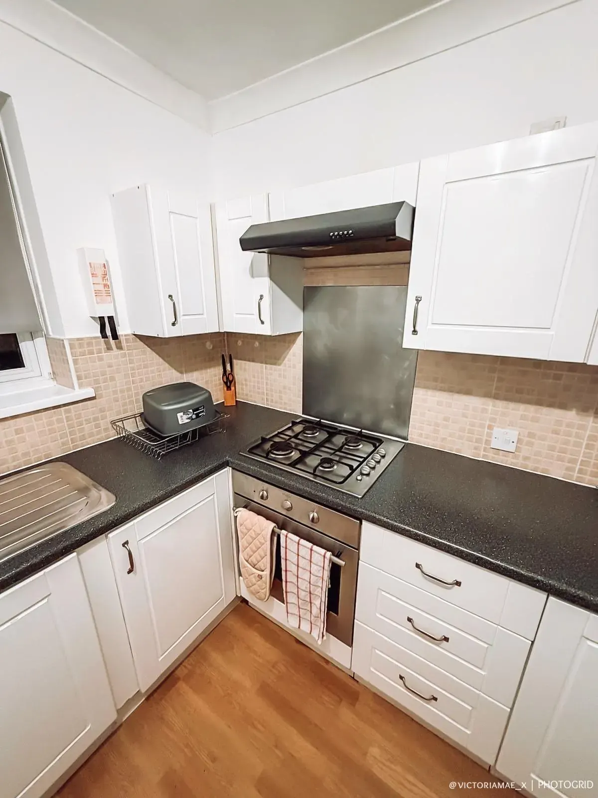 Kitchen corner with gas hob and extractor
