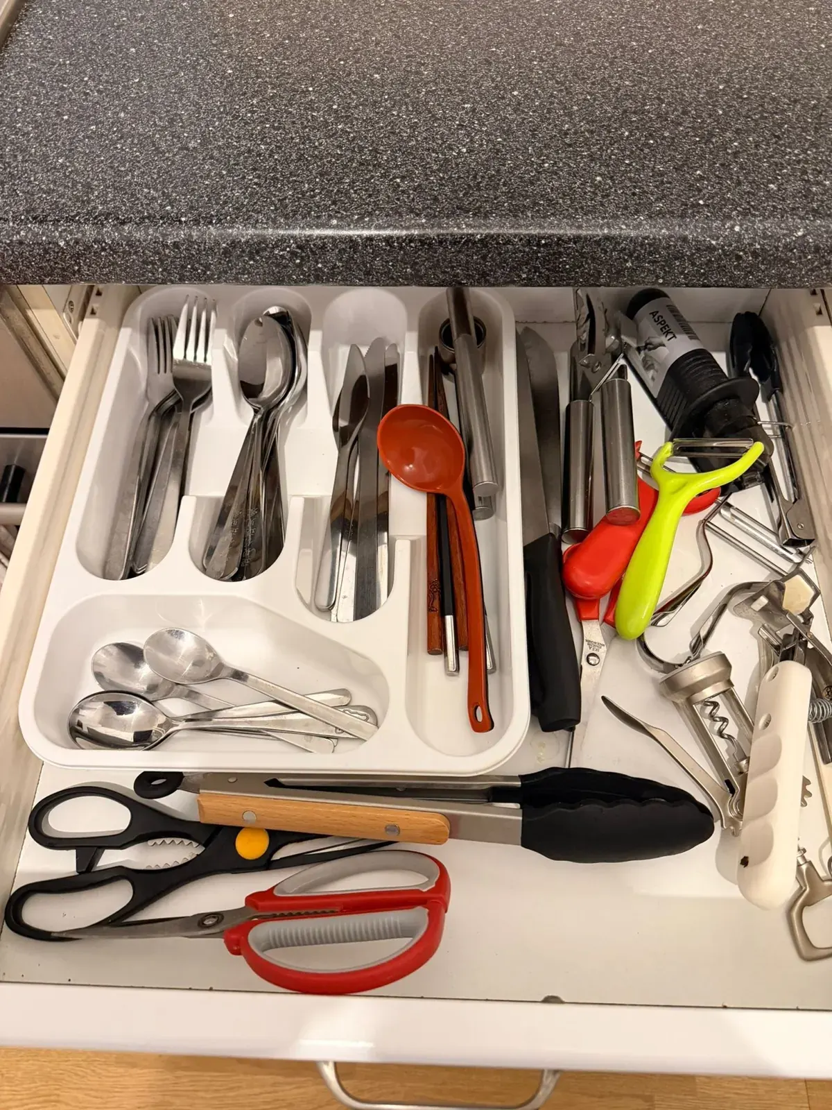 Cutlery drawer with utensils